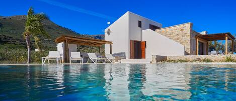 Alberca techada y alberca al aire libre