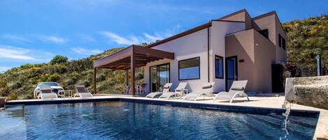 Piscine intérieure, piscine extérieure