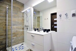 Apartment | Bathroom | Shower, hair dryer, towels - Apartment Kolberg 10 Minutes Walk From the Beach (Kolobrzeg)