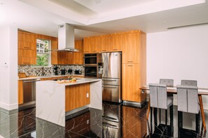 Kjøleskap, mikrobølgeovn, ovn og kokeplater