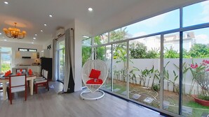 Villa (Loius & Annie) | Oppholdsområde | En 40-tommers Flatskjerm-TV med kabel-kanaler samt TV