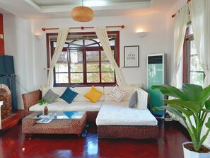 빌라 | 거실 | 케이블 채널 시청이 가능한 40인치 평면 TV, TV