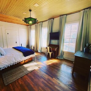 8 bedrooms, desk, iron/ironing board, free WiFi