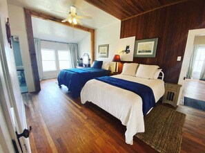 8 bedrooms, desk, iron/ironing board, free WiFi - The Cattleman's Headquarters - A Historic Ranch Retreat (Alpine)