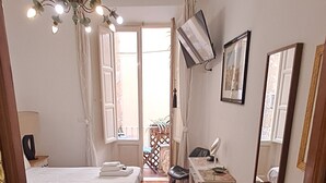 A hotel room with two beds, a desk, a chair, a radiator, and a mirror. - Casa Linnéa Vacanze, Central apartment, WIFI, Printer & Scanner, A/C, heating (Roma)