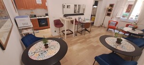 Dining - Casa Linnéa Vacanze, Central apartment, WIFI, Printer & Scanner, A/C, heating (Roma)