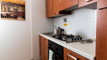 Frigorifero, microonde, forno, piano cottura