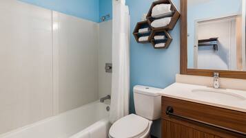 Combined shower/bathtub, hair dryer, towels