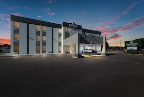 A modern building with a sign for Home Towne Studios. - HomeTowne Studios By Red Roof Newport News – Hampton West (Newport News)