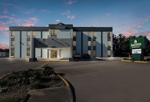 Un edificio moderno con un letrero que dice 'HOMETOWNE Studios, Real Estate'.