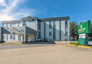 A modern building with a sign reading "HomeTowne Studios" and "Welcome Ship Builders No Cash New Room". - HomeTowne Studios By Red Roof Newport News – Hampton West (Newport News)