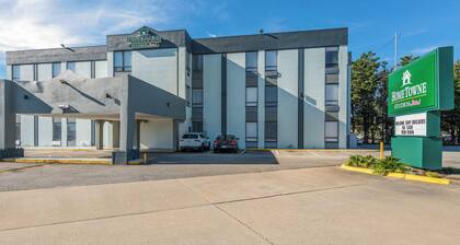 HomeTowne Studios By Red Roof Newport News – Hampton West