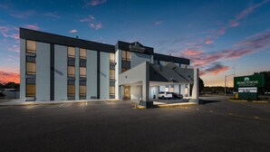 Un edificio moderno con un letrero que indica Home Towne Studios.