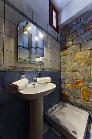 Duschwanne, Haartrockner, Handtücher, Toilettenpapier