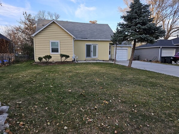 Exterior - Central Omaha. 15 minutes to anywhere! clean safe home. Near Childrens hospital (Omaha)