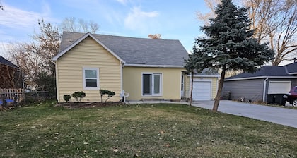 Clean & Safe Central Omaha Home Near Childrens Hospital, Walkable Eats, Fire Pit