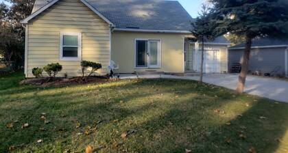 Central Omaha. 15 minutes to anywhere! clean safe home. Near Childrens hospital