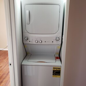 Interior - Central Omaha. 15 minutes to anywhere! clean safe home. Near Childrens hospital (Omaha)