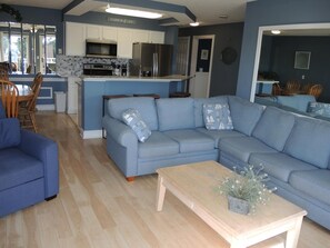 Villa, 2 chambres | Coin séjour | Télévision