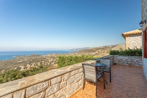 Outdoor dining - ISMINI, Luxury Stone Villa in Stoupa with Private Pool, BBQ and Amazing Sea View (Neochori, Stoupa)