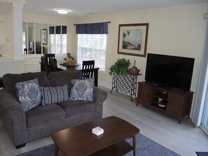 Biệt thự, 2 phòng ngủ | Khu phòng khách | TV