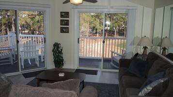 Villa, 2 Bedrooms | Ruang tamu | TV