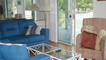 Condo, 1 quarto | Sala de estar | TV