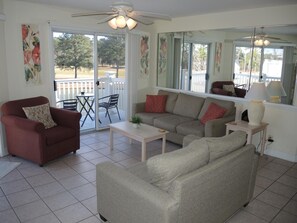 Condo, 1 chambre | Aire de séjour | Téléviseur