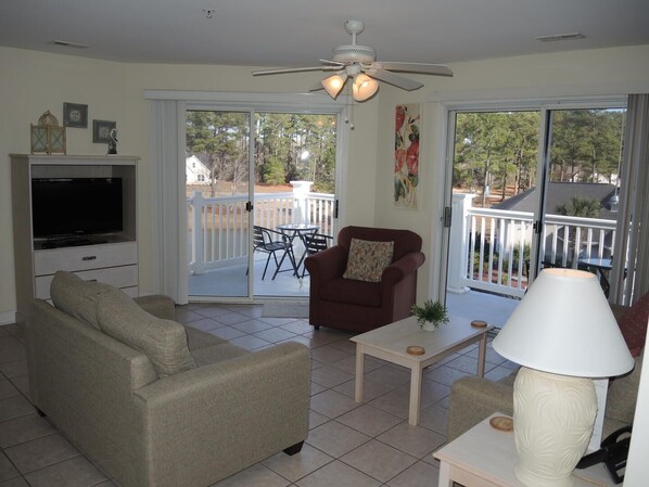 Condo, 1 habitación | Área de sala de estar | Televisión 