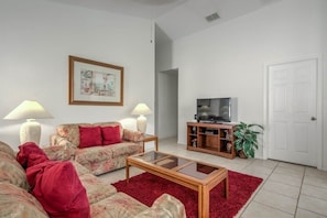 House, 3 Bedrooms | Living room