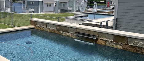 Piscina all'aperto, una piscina riscaldata