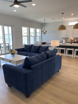 Älytelevisio, pöytäjalkapallopöytä, pöytätennispöytä, tietokoneen näyttö