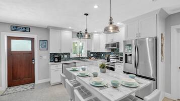 Casa, 3 habitaciones | Cocina privada | Cafetera y tetera y comedor