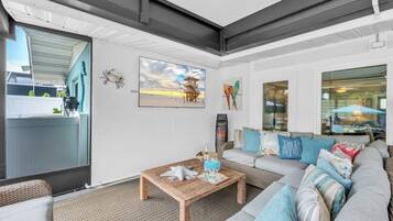 Casa, 3 habitaciones | Área de sala de estar | Televisión