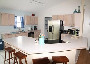 House, 3 Bedrooms | Private kitchen