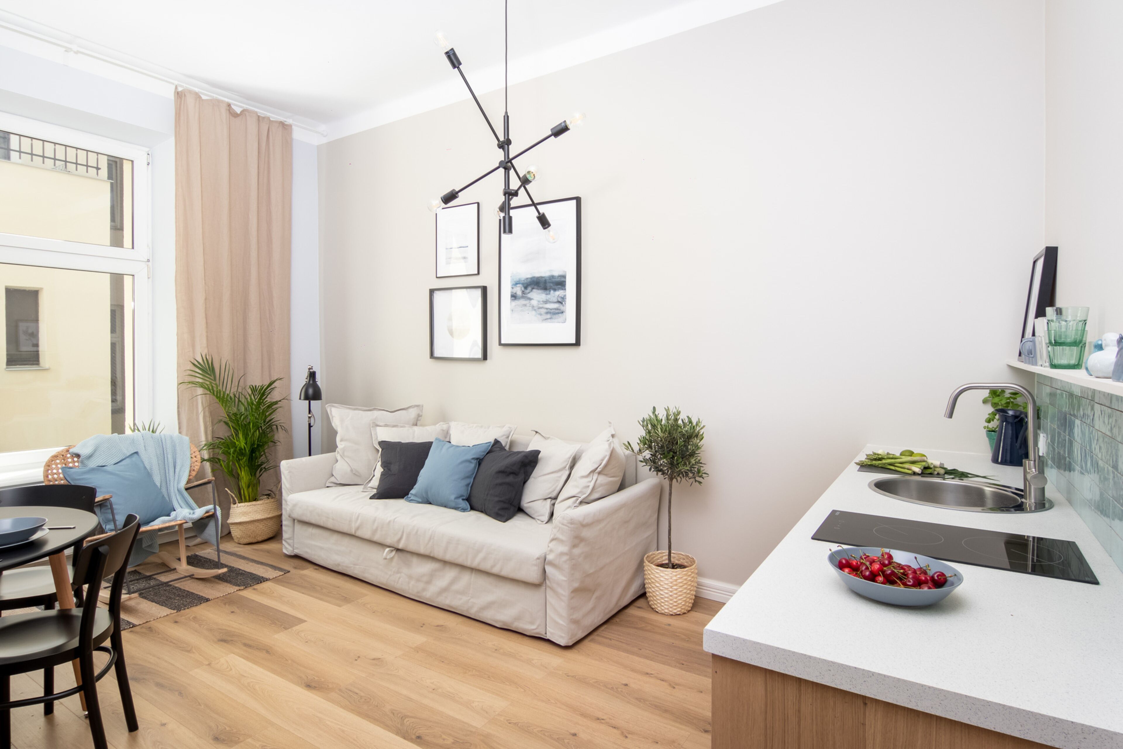 Leilighet | Skrivebord, skrivebord for bærbar PC og blendingsgardiner