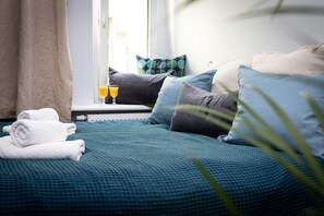 Leilighet | Skrivebord, skrivebord for bærbar PC og blendingsgardiner