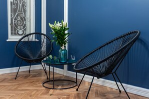 Leilighet | Skrivebord, skrivebord for bærbar PC og blendingsgardiner