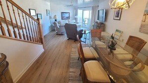 Condo, 2 phòng ngủ | Khu phòng khách