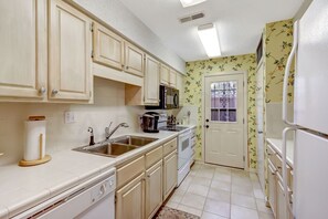 Condo, 2 Bedrooms | Private kitchen | Fridge, oven, stovetop, coffee/tea maker