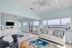 4 bedrooms, laptop workspace, iron/ironing board, WiFi - Flamingo Bay 4 Bedroom Home by RedAwning (Anna Maria)