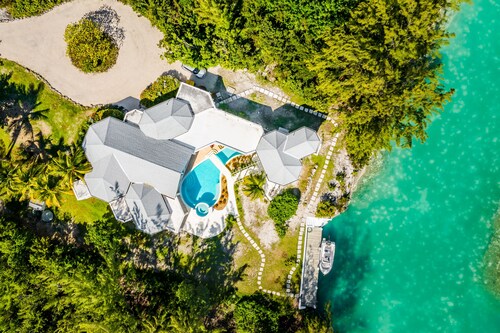 Piccolo Ponte 3 BR Caribbean Villa. Pool & Hot Tub. Canal front, SUP, Bikes.
