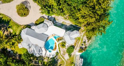 Piccolo Ponte 3 BR Caribbean Villa. Pool & Hot Tub. Canal front, SUP, Bikes.