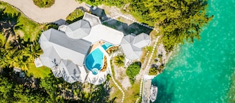 Piccolo Ponte 3 BR Caribbean Villa. Pool & Hot Tub. Canal front, SUP, Bikes.