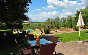 Outdoor dining - Lodging in Montaione,pool,children pool,Aircon, children friendly,sleep 5 (Montaione)