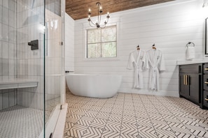 Bathtub, hair dryer, towels - Moonrise Cabin-King Bed+Bunk Nook-Hot Tub-Swings (Broken Bow)