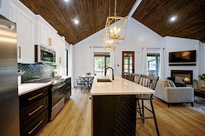 Fridge, microwave, oven, stovetop - Moonrise Cabin-King Bed+Bunk Nook-Hot Tub-Swings (Broken Bow)
