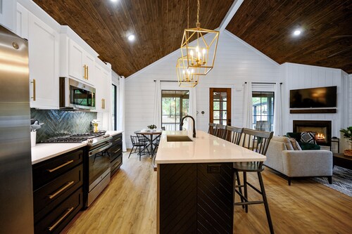 Moonrise Cabin-King Bed+Bunk Nook-Hot Tub-Swings