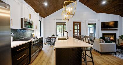 Moonrise Cabin-King Bed+Bunk Nook-Hot Tub-Swings