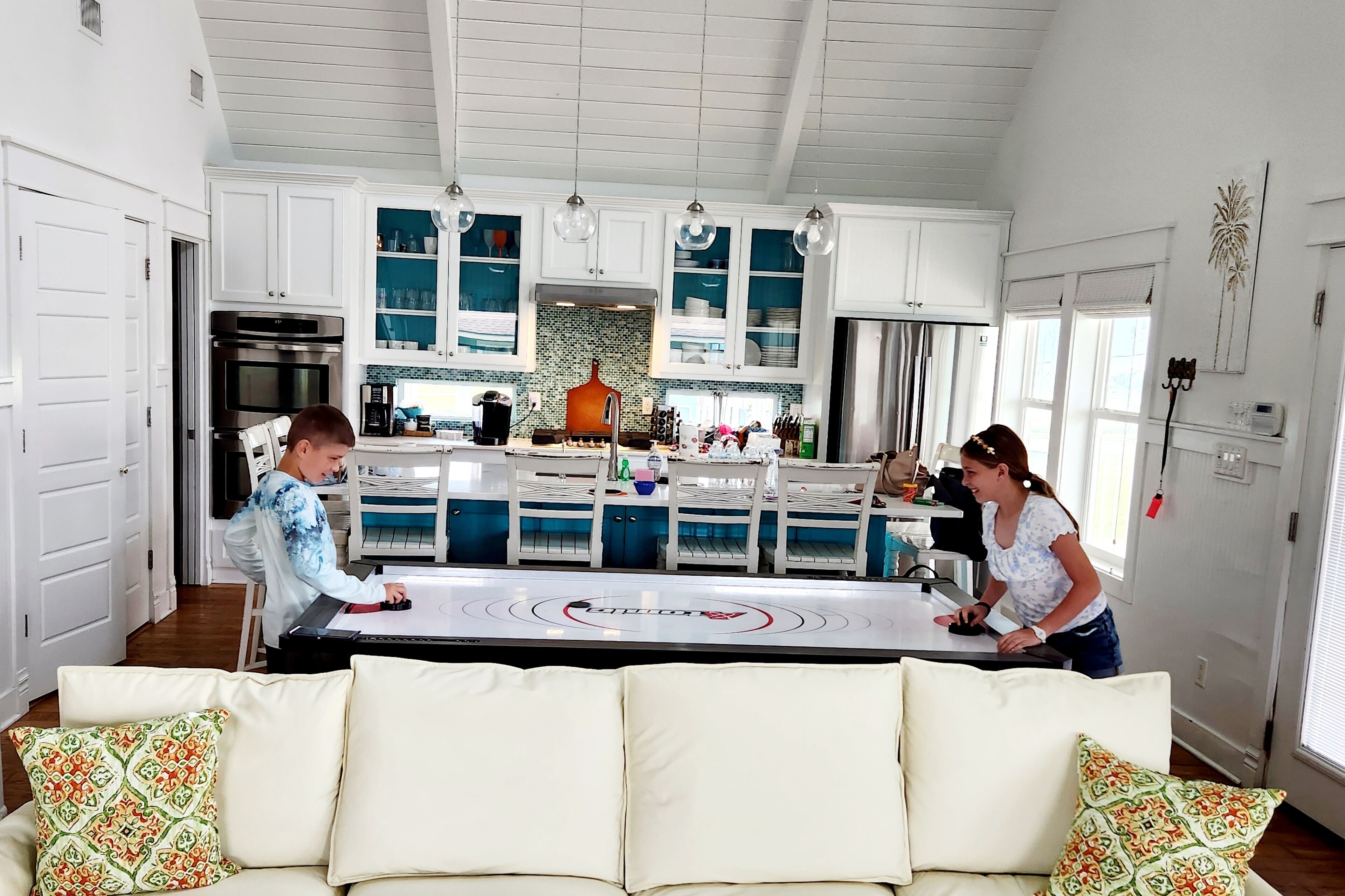 Televisio, takka, DVD-soitin, pöytäjalkapallopöytä